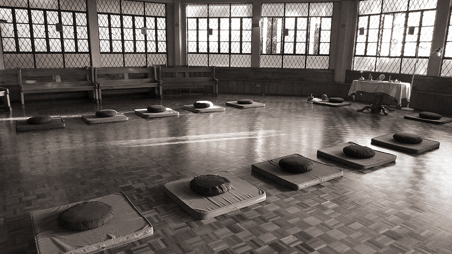 Egy nyugati, nem hagyományos zendo (gyakorlóhely).