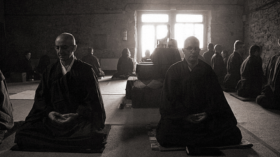A zenen belül két nagy iskola létezik. Az egyikben a fal felé fordulva ülnek, a másikban egymás felé fordulva. A meditációban az ellazultság és a koncentráció helyes aránya igen fontos. A előtérben a baloldalon lévő alak kéztartásán látszik, hogy a kelleténél jobban ellazult a figyelme.