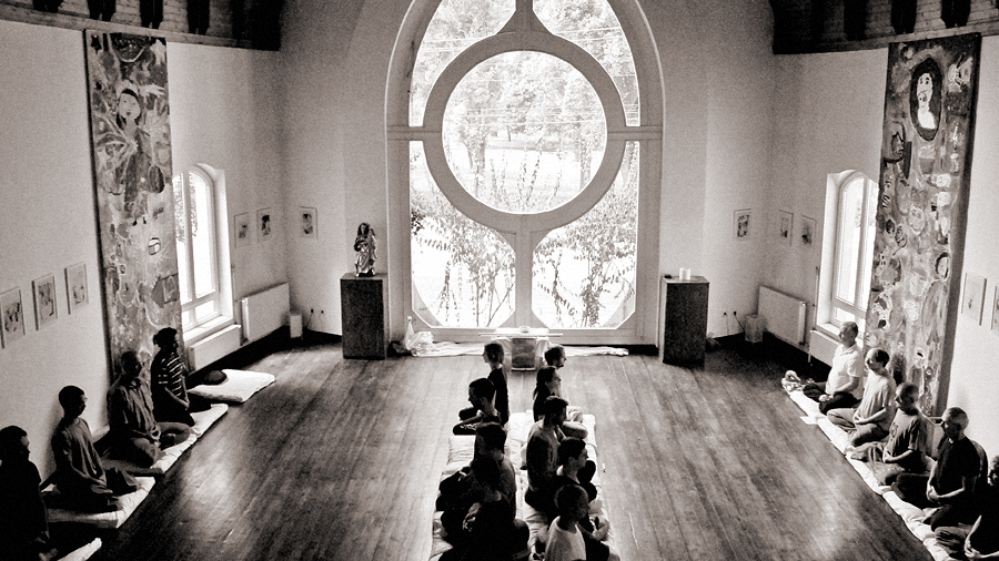 Nagyváradi zen elvonulás egy keresztény kápolnában. A zen gyakorlata univerzális, vallásoktól független. A gyakorlat lényegi alapjai a nyugati keresztény tradícióban is jelen voltak a XV. századig, a keleti kereszténységben mind a mai napig jelen vannak. (Fotó: Sütő Zsolt)