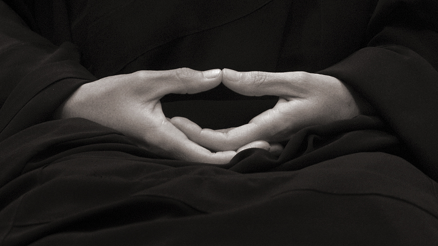 A kéztartás a zazenben több célt szogál: a finoman összaérintett ujjak és az egymásba tett kezek az energia áramlását segítik, és a hőháztartást szabályozzák. Hidegben melegítenek, melegben hűtenek. Az ujjak által alkotott kör az éntelenséget és a tökéletességet szimbolizálja. Maguk a kezek pedig a test energiaközpontja előtt segítik összegyűjteni az enegiát, amely segíti a meditációt.